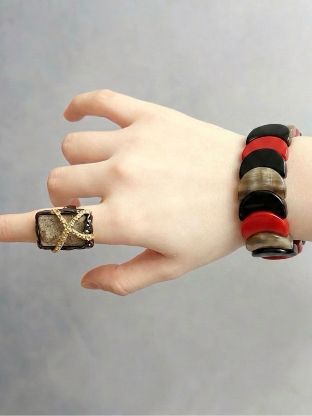 Bracelet: horn, amarant, chrysoprase